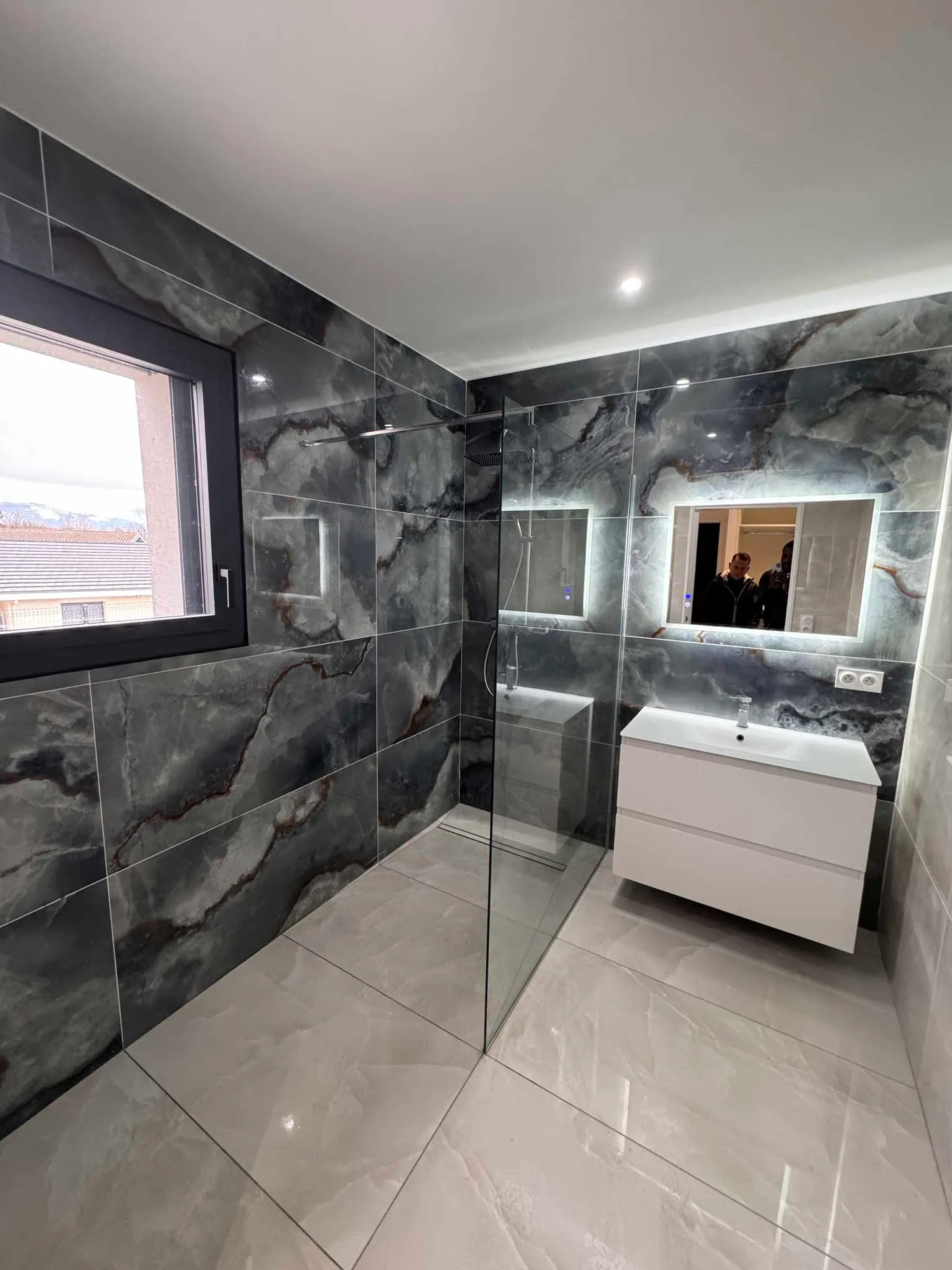Aperçu de nos réalisations en carrelage : salles de bain, douches, pièces de vie